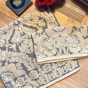 Anthropologie Hand Towel & Washcloth (Set)